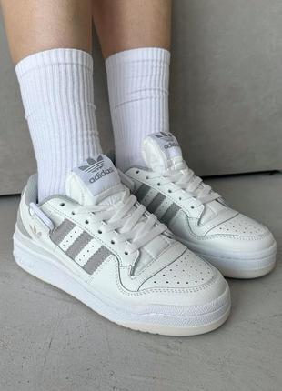 Круті жіночі кросівки adidas specific forum low white grey білі з сірим