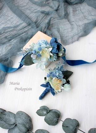 Набір весільних прикрас: бархатна бутоньєрка та браслет в синьому  кольорі.