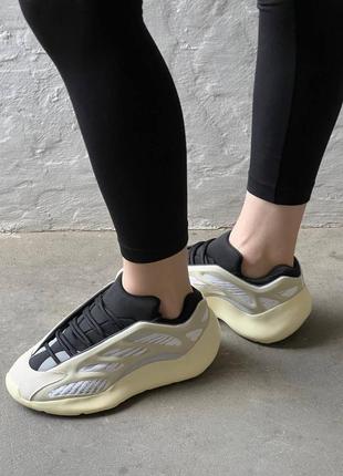 Женские кроссовки yeezy 700 v3 azael