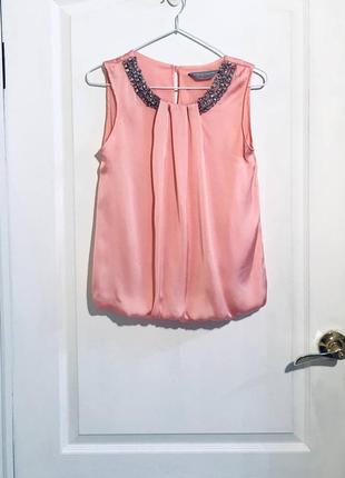 Чудова рожева блуза топ з камінням на комірі бренду dorothy perkins