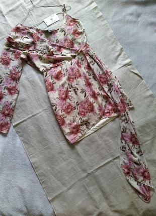 Платье с шлейфом в цветок