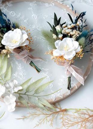 Бутоньерка в бело-синем цвете