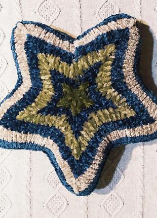 Декоративная двусторонняя вязаная подушка в форме звёзды ручной работы, подарок на новый год2 фото