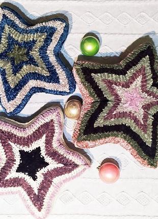 Декоративная двусторонняя вязаная подушка в форме звёзды ручной работы, подарок на новый год3 фото