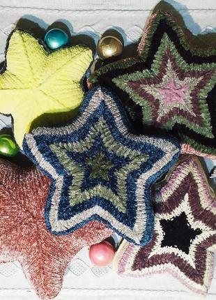 Декоративная двусторонняя вязаная подушка в форме звёзды ручной работы, подарок на новый год5 фото