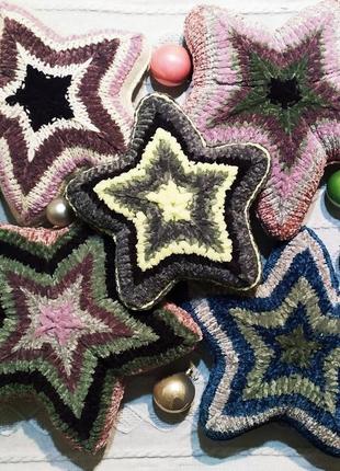 Декоративная двусторонняя вязаная подушка в форме звёзды ручной работы, подарок на новый год6 фото
