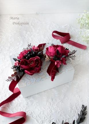 Набор свадебных украшений:бархатная бутоньерка и браслет в вишневом цвете5 фото