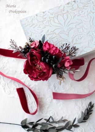 Набор свадебных украшений:бархатная бутоньерка и браслет в вишневом цвете3 фото