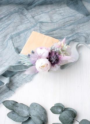Набор свадебных украшений: бархатная бутоньерка и браслет в сиреневом цвете.6 фото