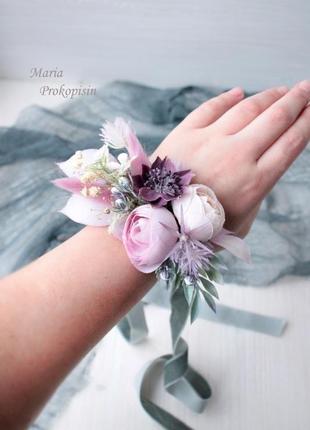 Набор свадебных украшений: бархатная бутоньерка и браслет в сиреневом цвете.4 фото