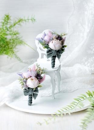 Набор свадебных украшений: бархатная бутоньерка и браслет в сиреневом цвете.3 фото