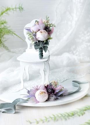 Набор свадебных украшений: бархатная бутоньерка и браслет в сиреневом цвете.5 фото