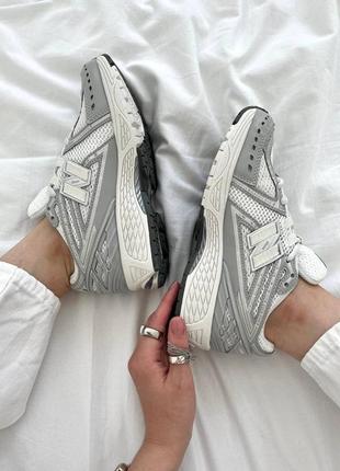 Женские кроссовки new balance 1906d milkals серого с молочным цветов2 фото