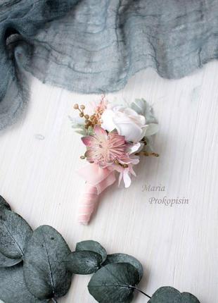 Набор свадебных украшений: бархатная бутоньерка и браслет в нежно-розовом цвете.5 фото