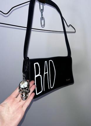 Лаковая кастомная сумка "bad", с массивным брелком