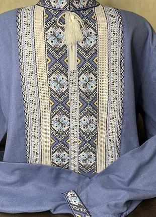 Стильна чоловіча вишиванка ручної роботи на синьому домотканому полотні. ч-18302 фото