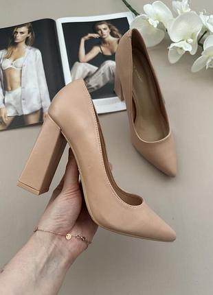 Бежеві туфлі човники на зручному каблуку dee zee