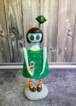 Дивна лялька з пап'є маше "дівчинка з оком"