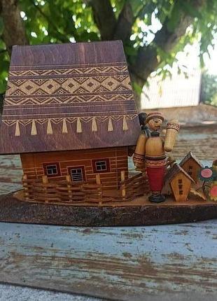 Статуетка з дерева.