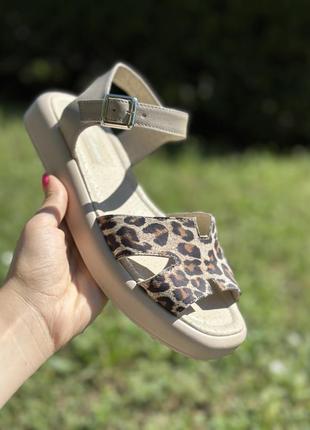 Жіночі босоніжки з натуральної шкіри / шкіряні босоніжки в леопардовому принті / леопардові сандалі шкіряні7 фото