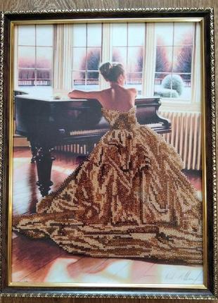 Картина вышитая бисером "девушка возле пианино"