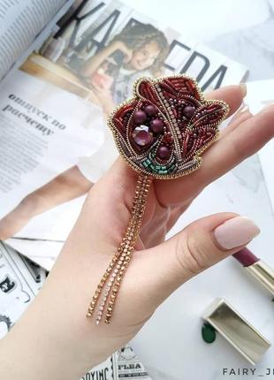 Брошка троянда