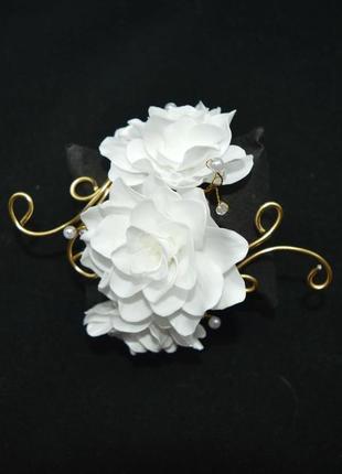 Весільний браслет з білими квітами, перлами і кристалами2 фото
