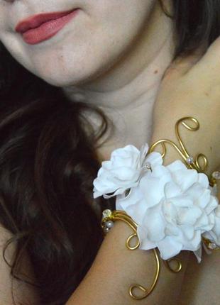 Весільний браслет з білими квітами, перлами і кристалами
