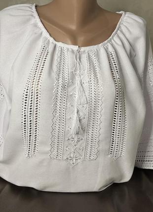Низинка. стильна жіноча вишиванка на білому полотні ручної роботи.2 фото