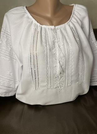 Низинка. стильна жіноча вишиванка на білому полотні ручної роботи.4 фото