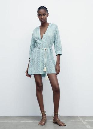 Сукня з вишивкою zara блакитного кольору з паском