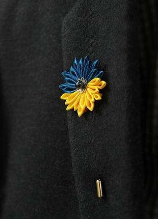 Чоловіча бутоньєрка, синьо-жовта брошка