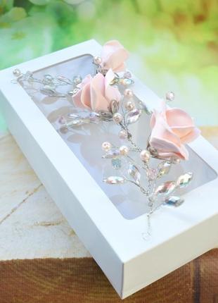 Украшение в прическу с жемчугом, кристаллами и нежно персиковыми розами4 фото