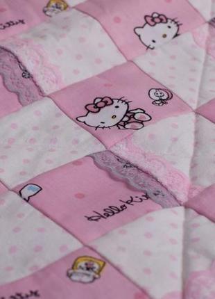 Ліжко для ляльок хелло кітті в техніці печворк подарунок дівчинці на день народження дитячі подарунки3 фото