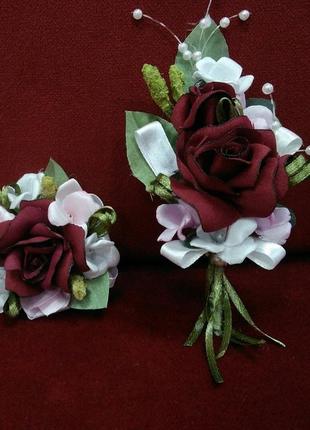 Свадебные бутоньерки для свидетелей (бутоньерка и цветочный браслет)бордовые с белым и розовым