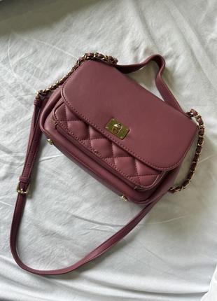 Практически новая сумка.замочки работают. подкладка чистая