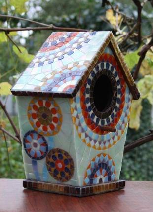 Будиночок для пташок, оздоблений мозаїкою