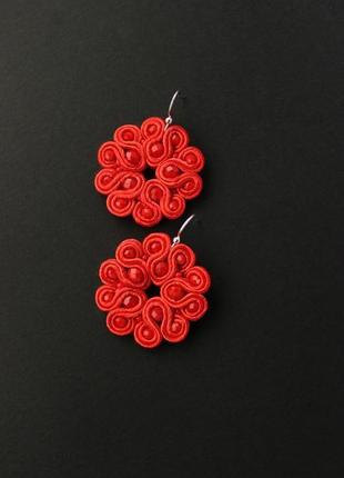 Красные круглые серьги из сутажа