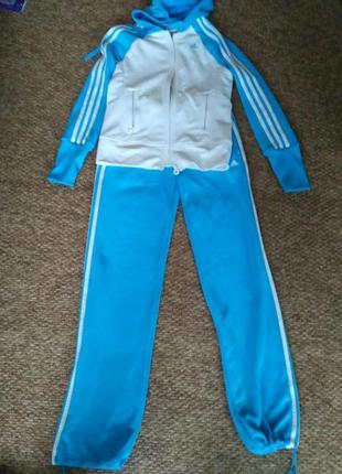 Спортивний костюм фірми adidas