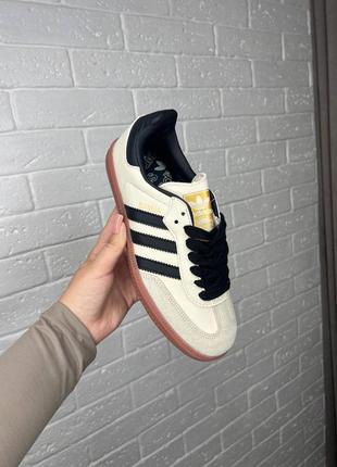 Aidas samba og “cream white sand strata”