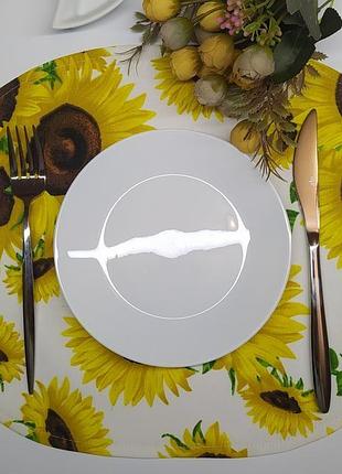 Салфетки. подтарельники. комплект салфеток. сервировка