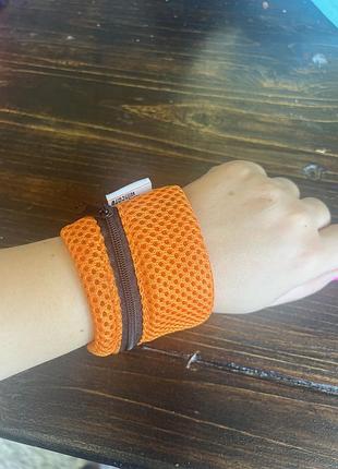 На пульсник на руку с карманом оранжевого цвета браслет спортивный карманом на молнии