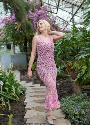 Розовое вязаное платье