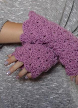 Вязаные митенки сирень