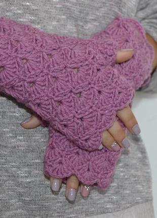Вязаные митенки сирень