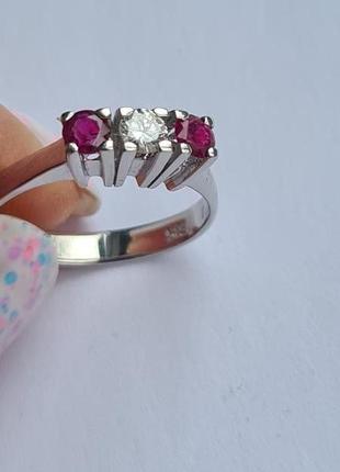 Золоте кольцо 585 проби з рубіном і діамантами