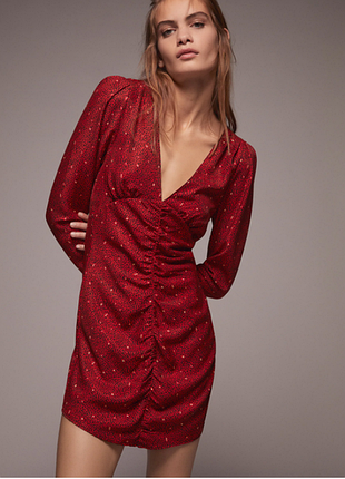Zara червоне плаття з довгими рукавами та V-подібним вирізом.