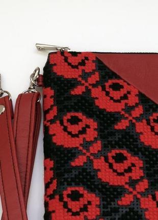 Красный клатч с  вышивкой розами, эко кожа, маленькая сумка через плечо6 фото