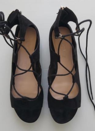 Nine  west