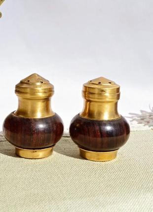 Гарний, старовинний набір для спецій з бронзи і тюльпанового дерева. німеччина. набор...